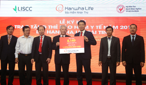 Hanwha Life Việt Nam tặng 8.149 thẻ bảo hiểm y tế cho người nghèo ảnh 1